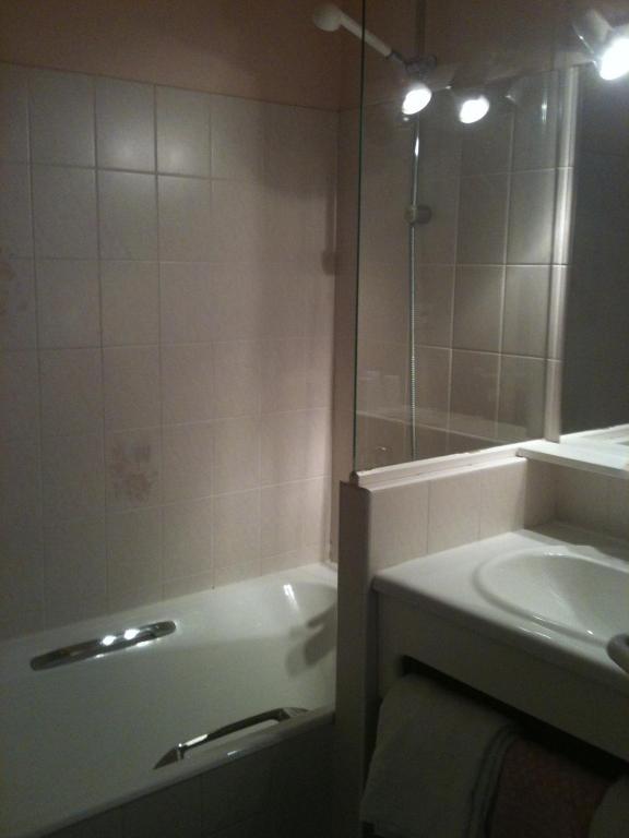 Hotel Des Voyageurs Saint-Chely-d'Aubrac Room photo